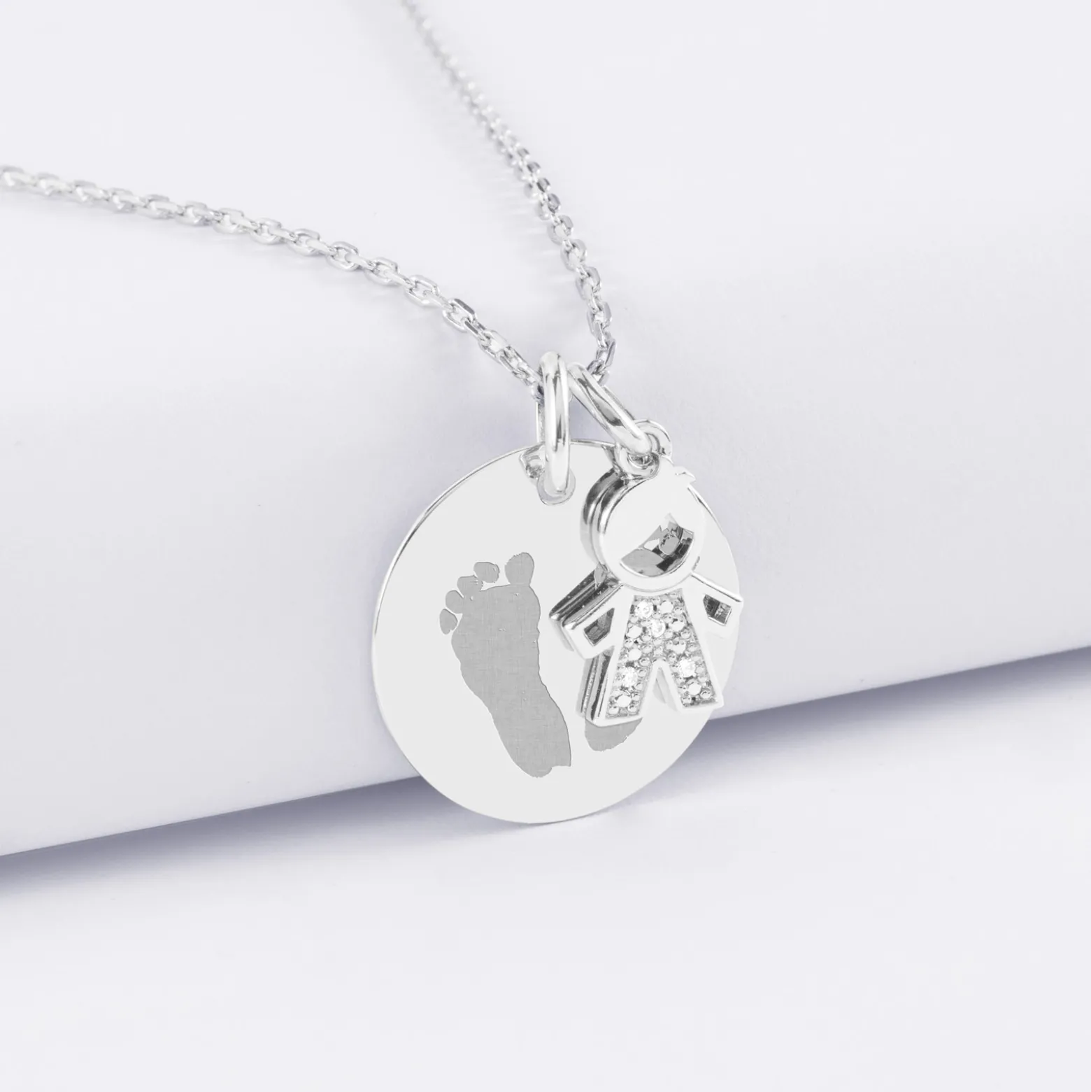 Pendentif personnalisé médaille gravée argent 19 mm et breloque petit garçon scintillant 12 mm