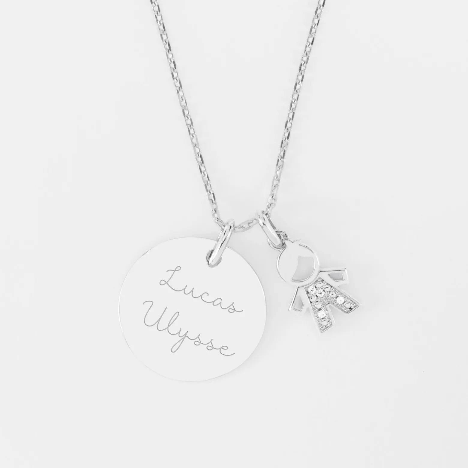 Pendentif personnalisé médaille gravée argent 19 mm et breloque petit garçon scintillant 12 mm