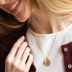 Pendentif personnalisé médaille gravée plaqué or 19 mm et breloque fleur pétales zircons 10 mm