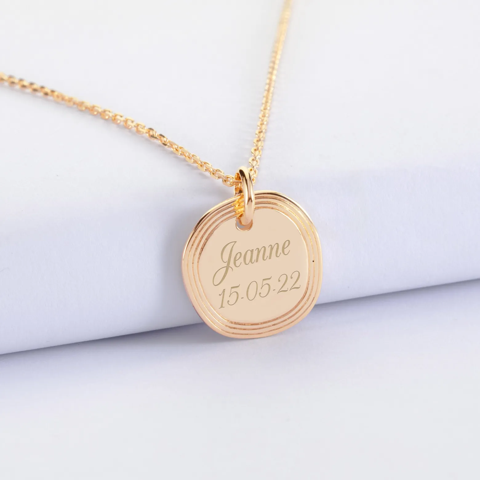 Pendentif personnalisé médaille contour strié gravée plaqué or 17 mm