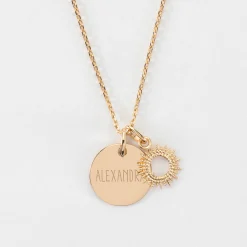 Pendentif personnalisé médaille gravée plaqué or 15 mm et breloque soleil 10 mm