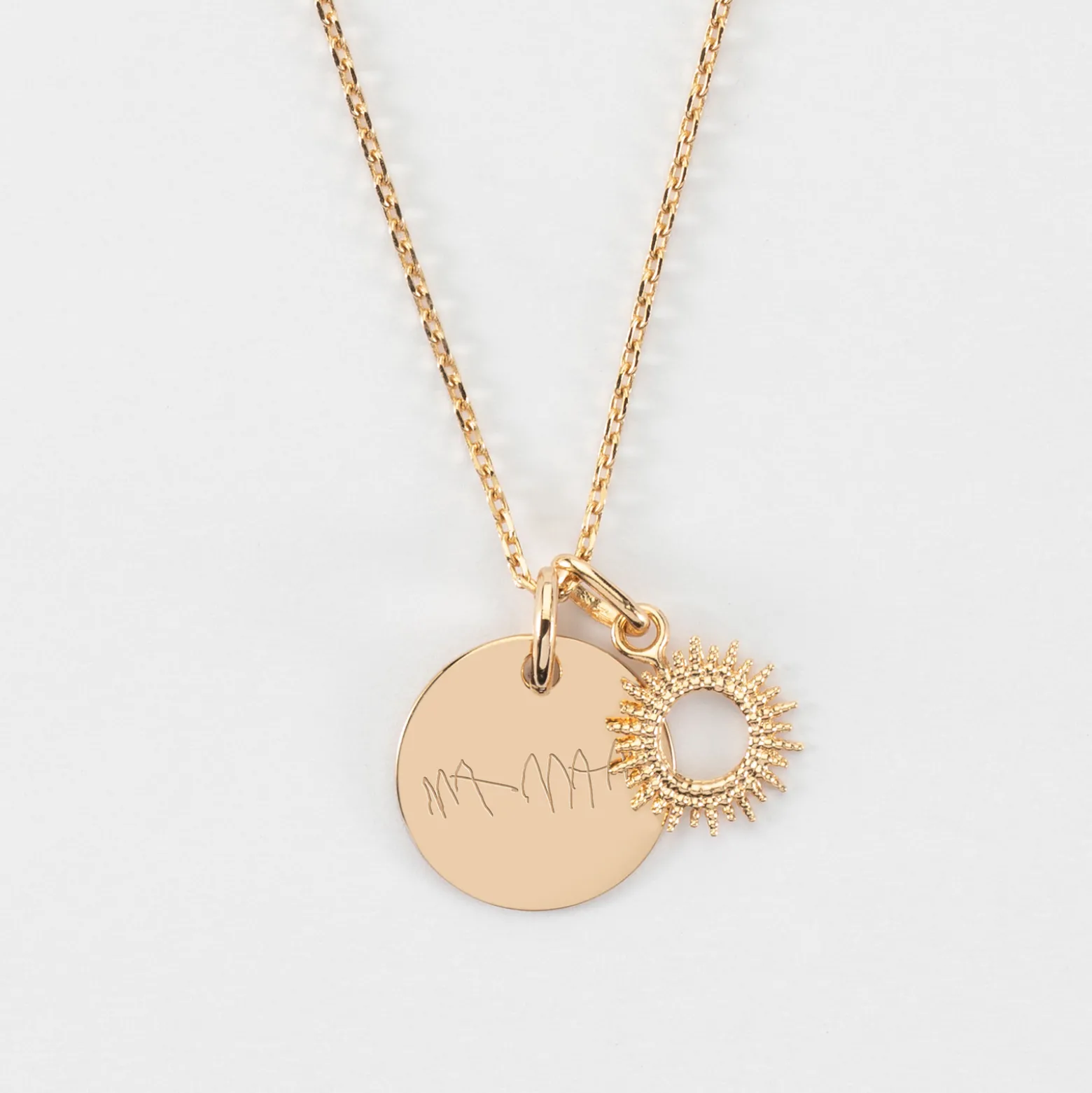 Pendentif personnalisé médaille gravée plaqué or 15 mm et breloque soleil 10 mm