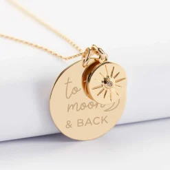 Pendentif personnalisé médaille gravée plaqué or 27 mm et breloque soleil scintillant 14 mm