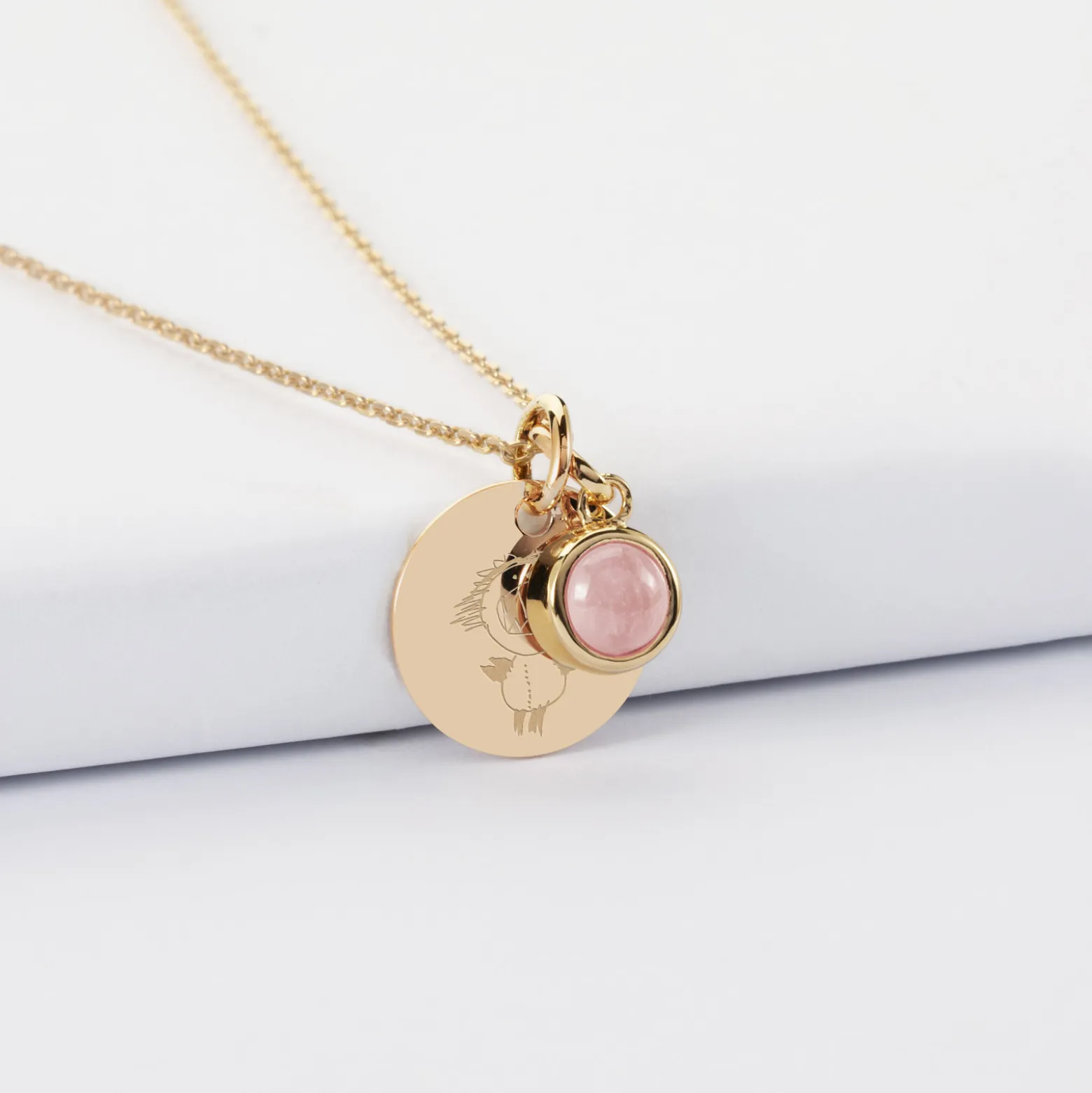 Pendentif personnalisé médaille gravée plaqué or 15 mm et breloque pierre naturelle 8 mm