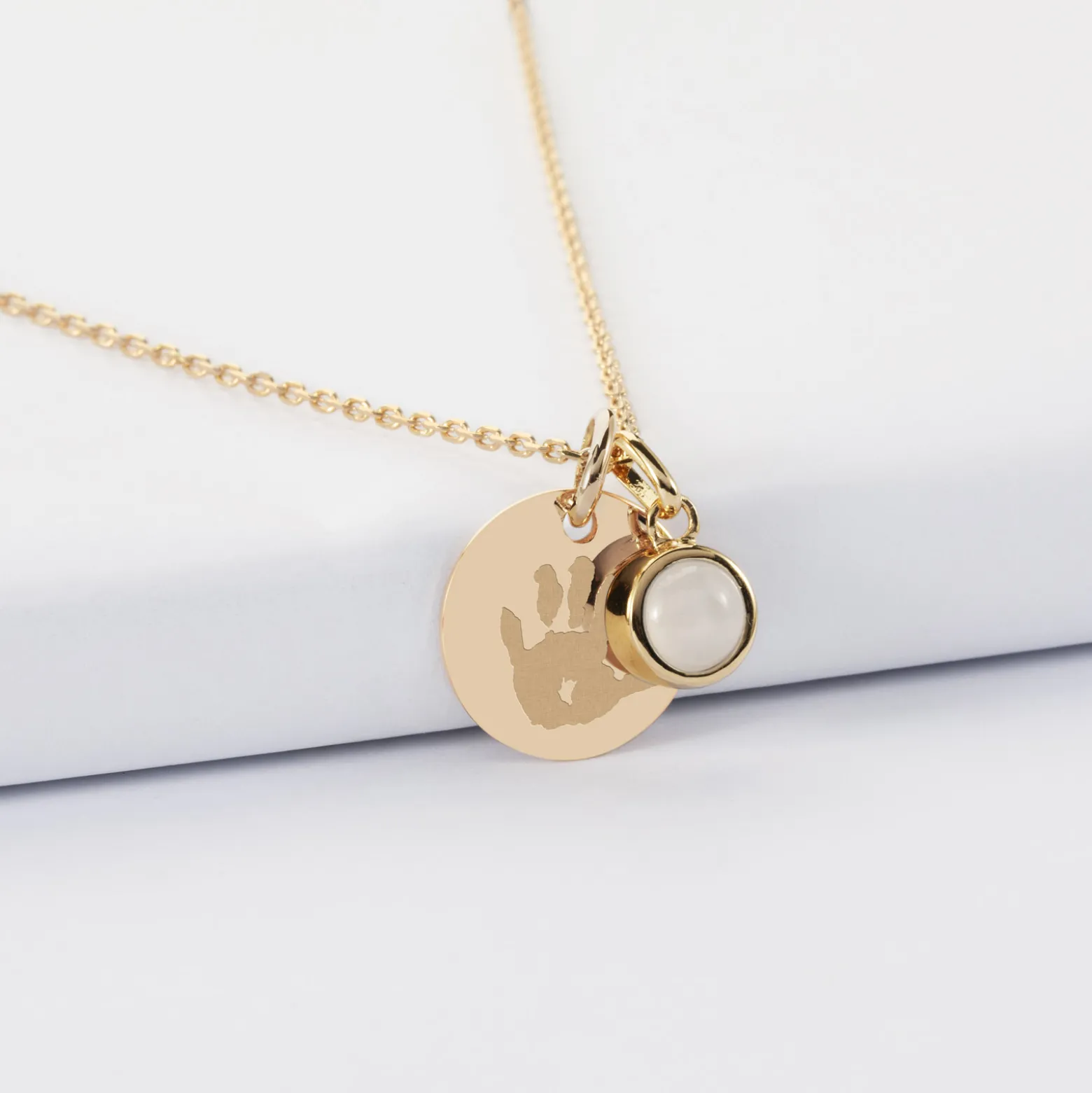Pendentif personnalisé médaille gravée plaqué or 15 mm et breloque pierre naturelle 8 mm