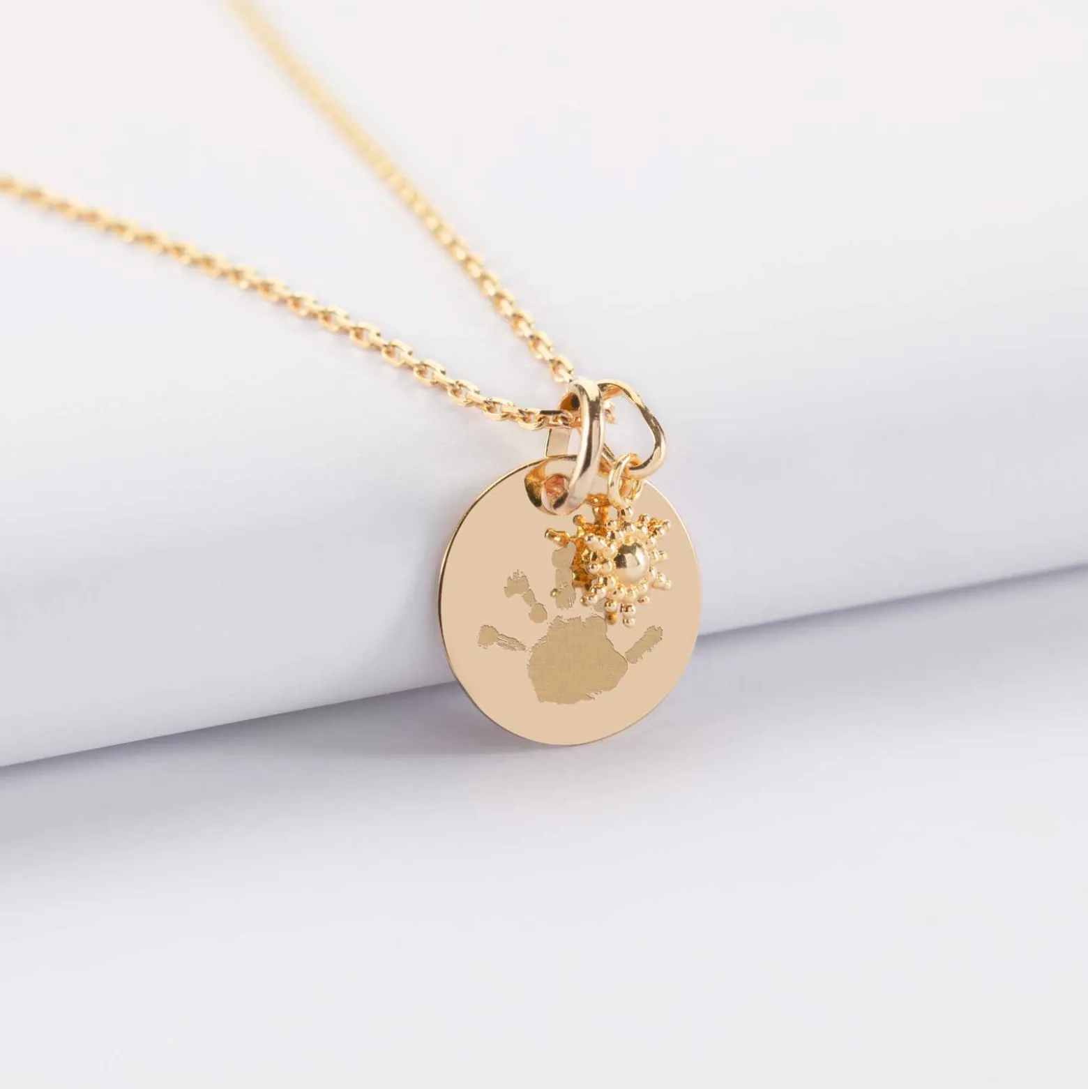 Pendentif personnalisé médaille gravée plaqué or 15 mm et breloque étoile brillante 6 mm