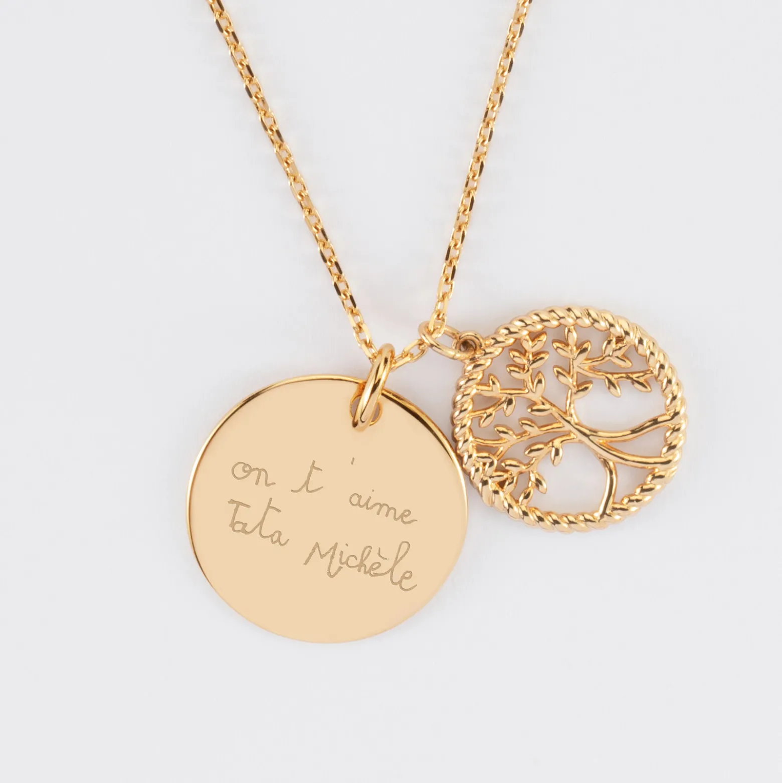 Pendentif personnalisé médaille gravée plaqué or 19 mm et breloque arbre de vie contour torsadé 16 mm