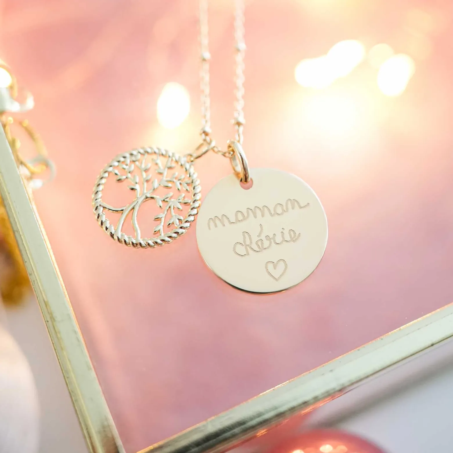 Pendentif personnalisé médaille gravée plaqué or 19 mm et breloque arbre de vie contour torsadé 16 mm