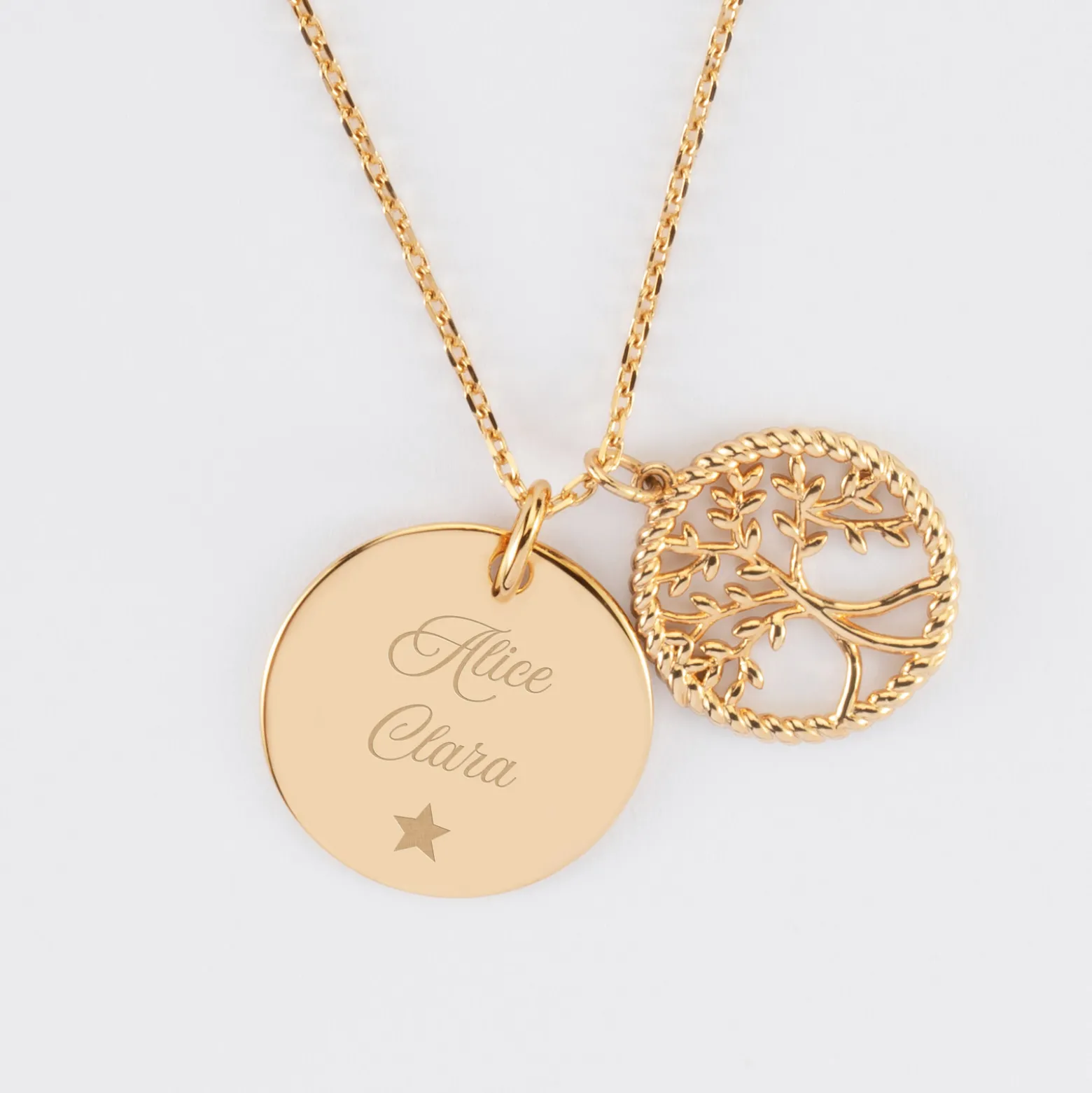 Pendentif personnalisé médaille gravée plaqué or 19 mm et breloque arbre de vie contour torsadé 16 mm