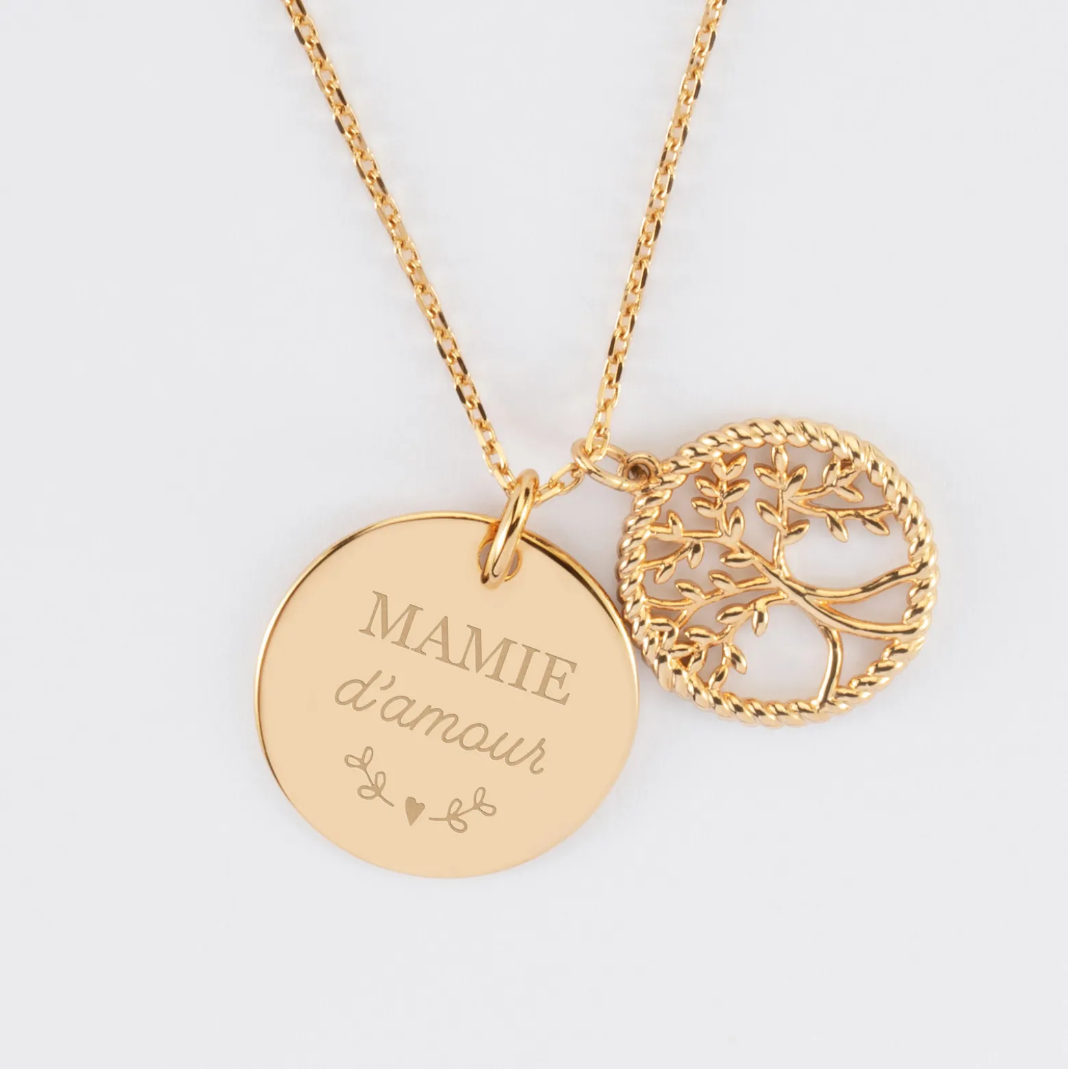 Pendentif personnalisé médaille gravée plaqué or 19 mm et breloque arbre de vie contour torsadé 16 mm