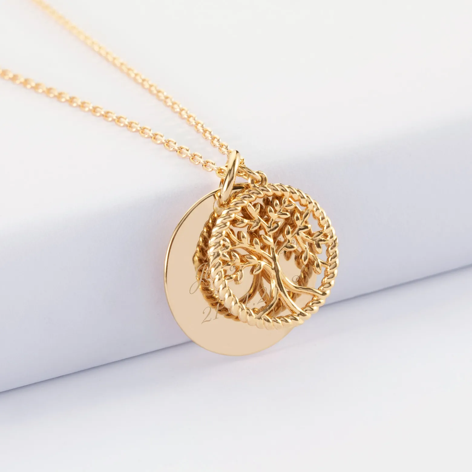 Pendentif personnalisé médaille gravée plaqué or 19 mm et breloque arbre de vie contour torsadé 16 mm