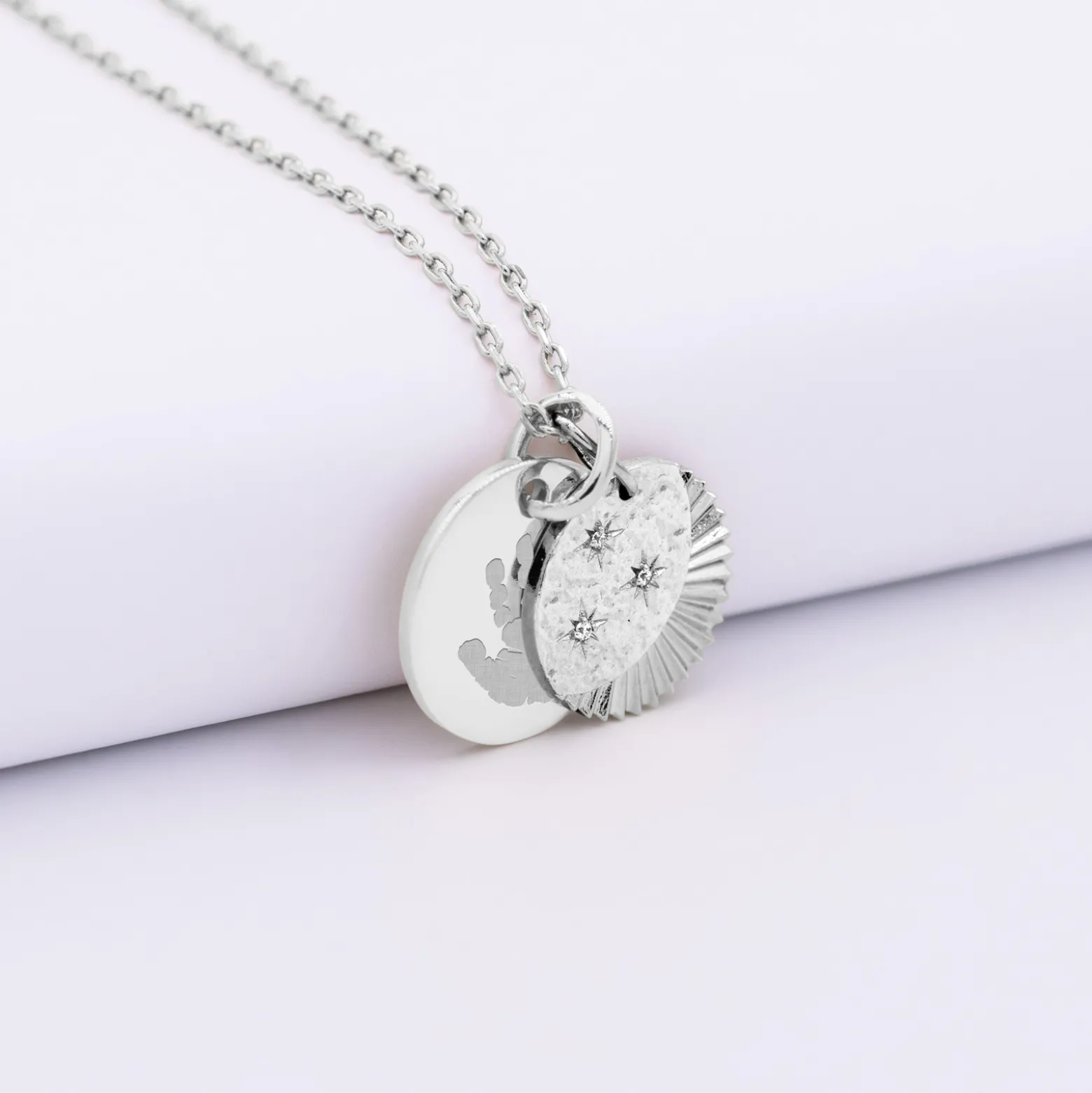 Pendentif personnalisé médaille gravée argent 15 mm et breloque Lune trio zircons 14 mm