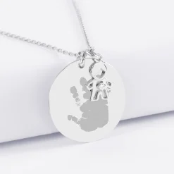 Pendentif personnalisé médaille gravée argent 27 mm et breloque petit garçon zircon 12 mm