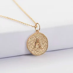 Pendentif personnalisé médaille gravée plaqué or lettre initiale texturée 14 mm