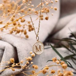 Pendentif personnalisé médaille gravée plaqué or lettre initiale texturée 14 mm