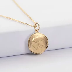 Pendentif personnalisé médaille gravée plaqué or lettre initiale texturée 14 mm