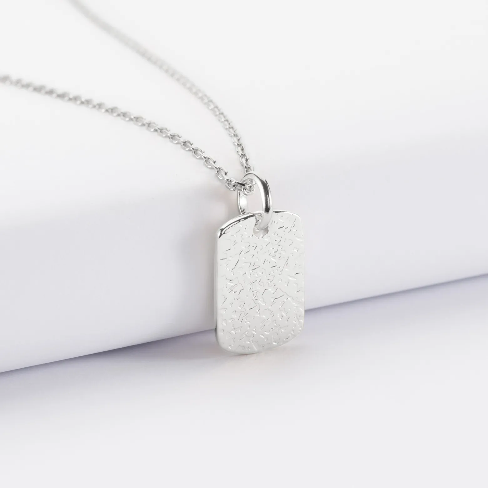 Pendentif personnalisé médaille gravée martelée argent rectangle 17x11 mm - Nos petits imparfaits
