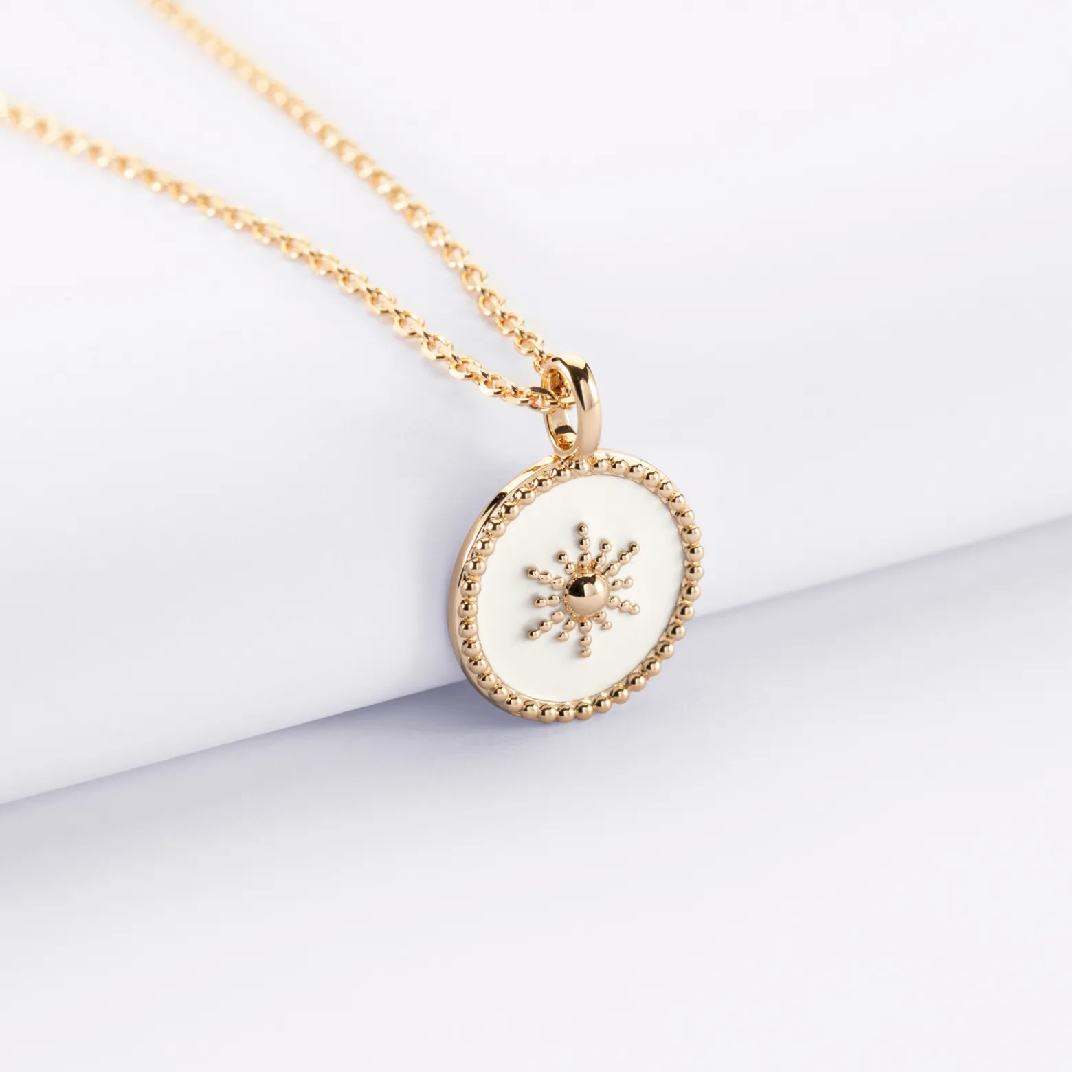 Pendentif personnalisé médaille gravée plaqué or email blanc soleil 14 mm