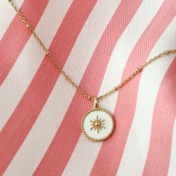 Pendentif personnalisé médaille gravée plaqué or email blanc soleil 14 mm