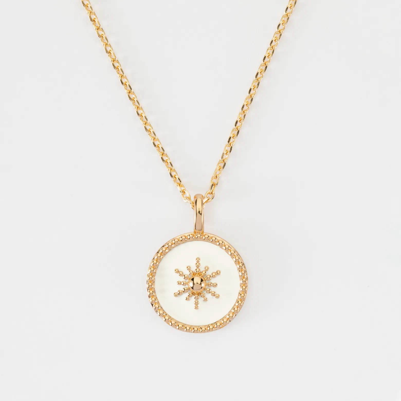 Pendentif personnalisé médaille gravée plaqué or email blanc soleil 14 mm