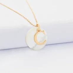 Pendentif personnalisé médaille plaqué or lettre initiale 14 mm et médaille nacre 19 mm message caché gravé