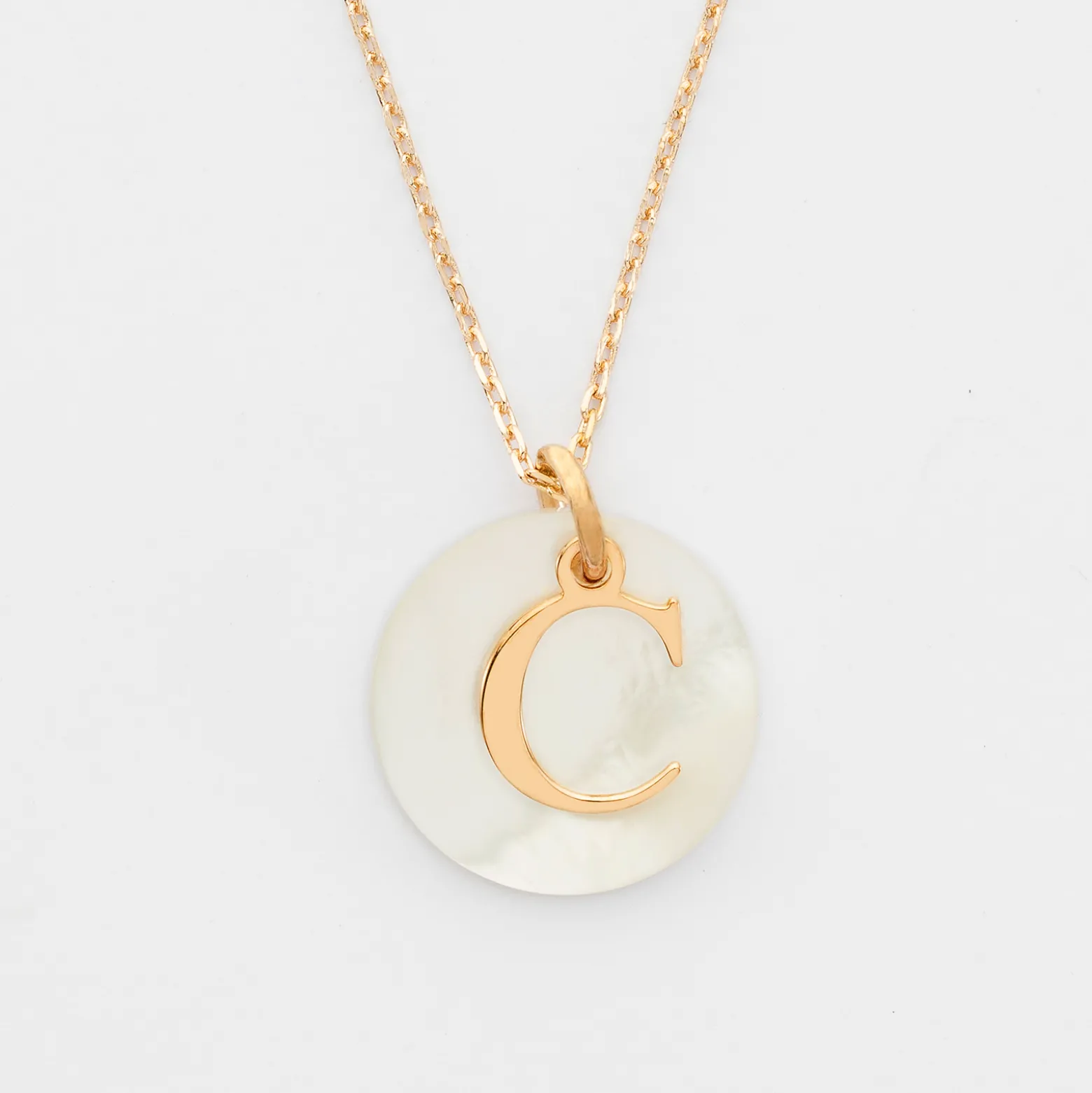 Pendentif personnalisé médaille plaqué or lettre initiale 14 mm et médaille nacre 19 mm message caché gravé