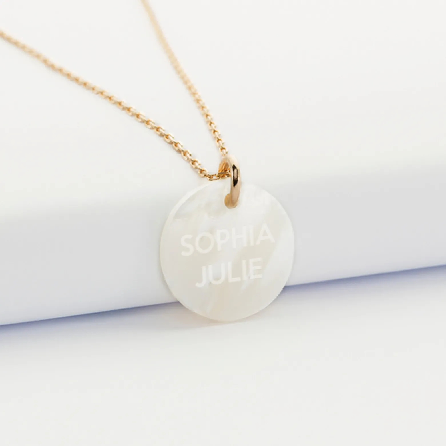 Pendentif personnalisé médaille plaqué or lettre initiale 14 mm et médaille nacre 19 mm message caché gravé