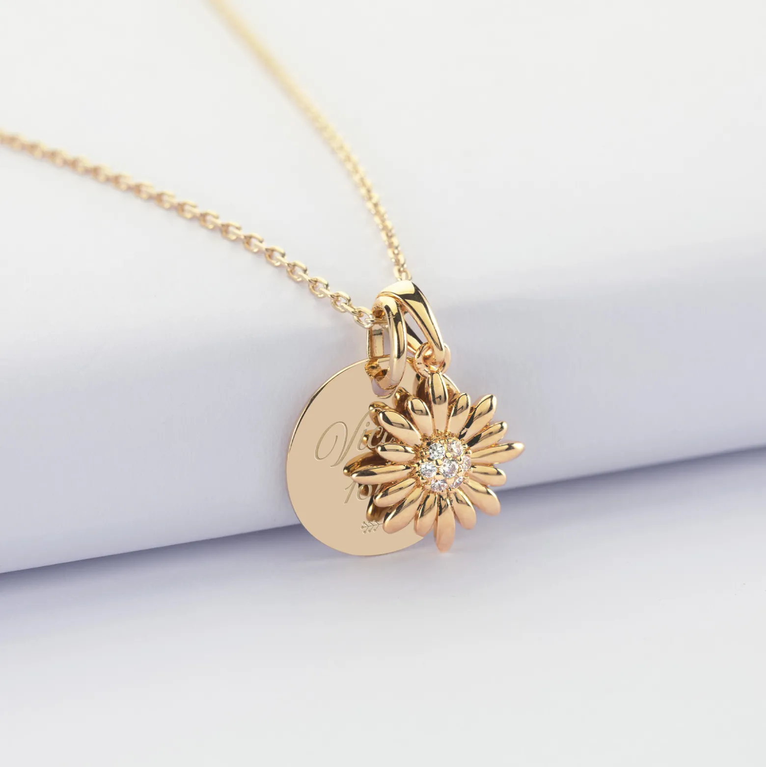 Pendentif personnalisé médaille gravée plaqué or 15 mm et breloque marguerite scintillante 13 mm