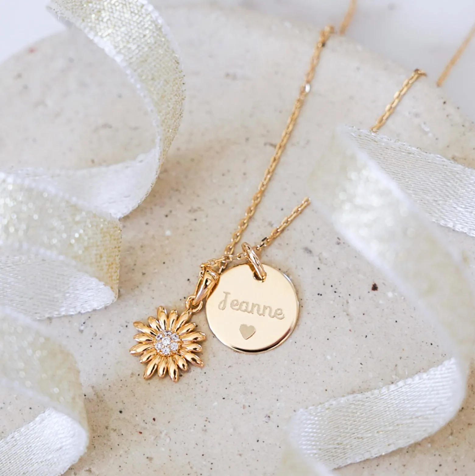 Pendentif personnalisé médaille gravée plaqué or 15 mm et breloque marguerite scintillante 13 mm