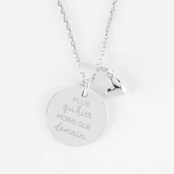 Pendentif personnalisé médaille gravée argent 19 mm et breloque petit coeur bombé 7 mm - HappyBulle x Atelier Wagram