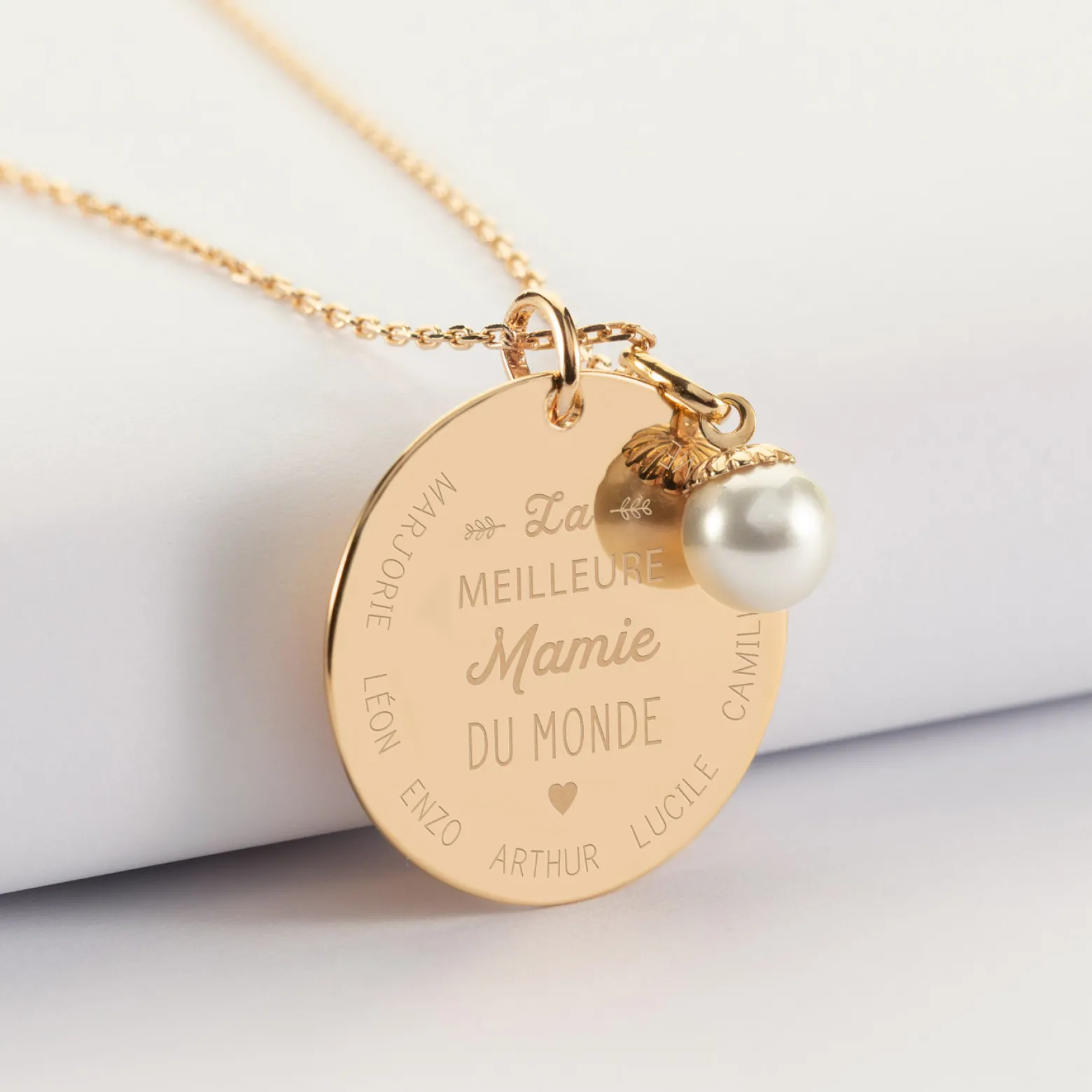 Pendentif personnalisé médaille gravée plaqué or 27 mm et breloque perle nacre 10 mm - "La meilleure Mamie"