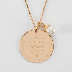 Pendentif personnalisé médaille gravée plaqué or 27 mm et breloque perle nacre 10 mm - "La meilleure Mamie"