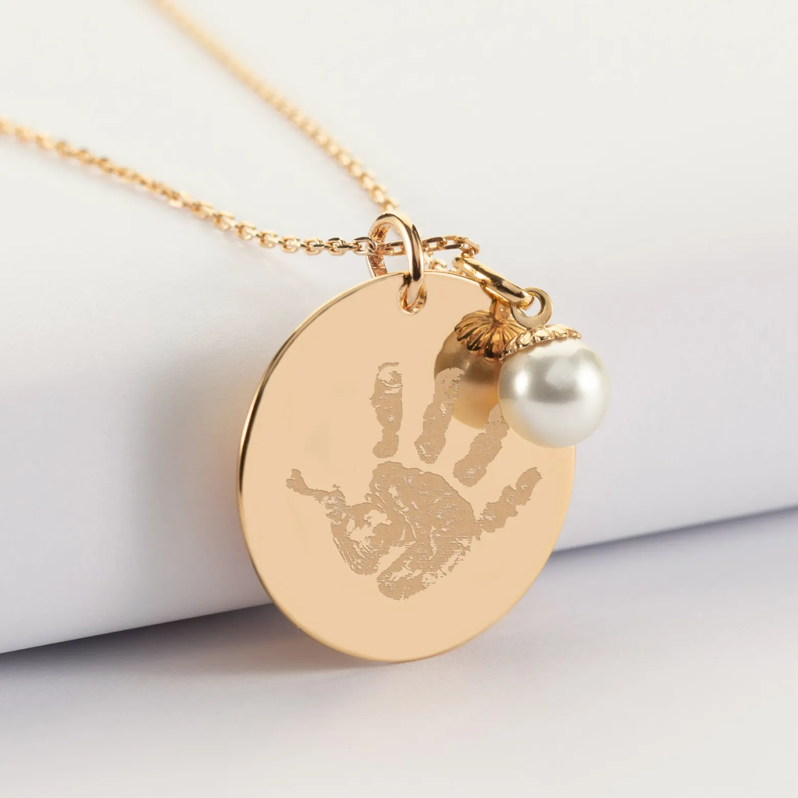 Pendentif personnalisé médaille gravée plaqué or 27 mm et breloque perle nacre 10 mm - "La meilleure Mamie"