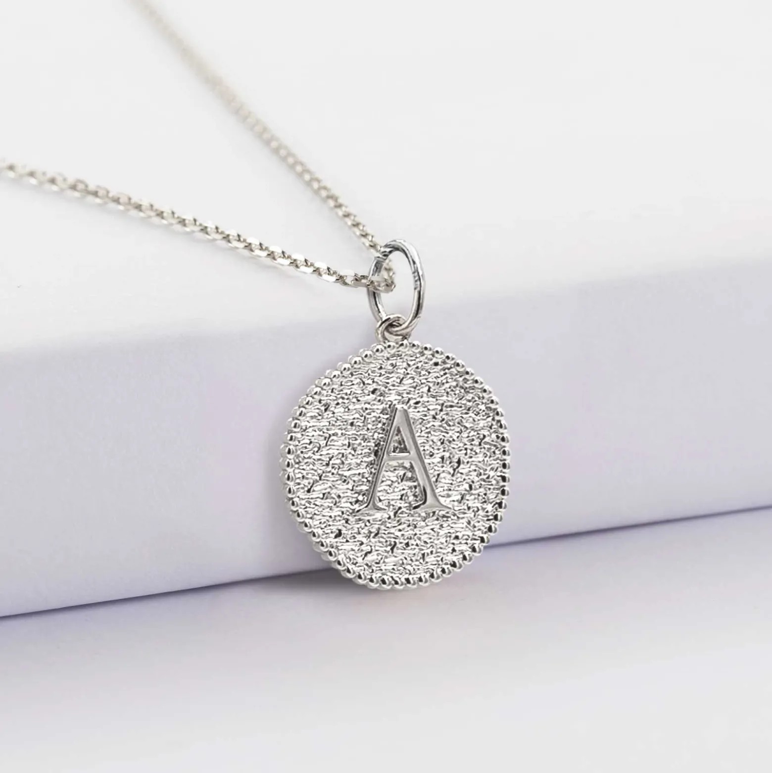 Pendentif personnalisé médaille gravée argent lettre initiale texturée 14 mm