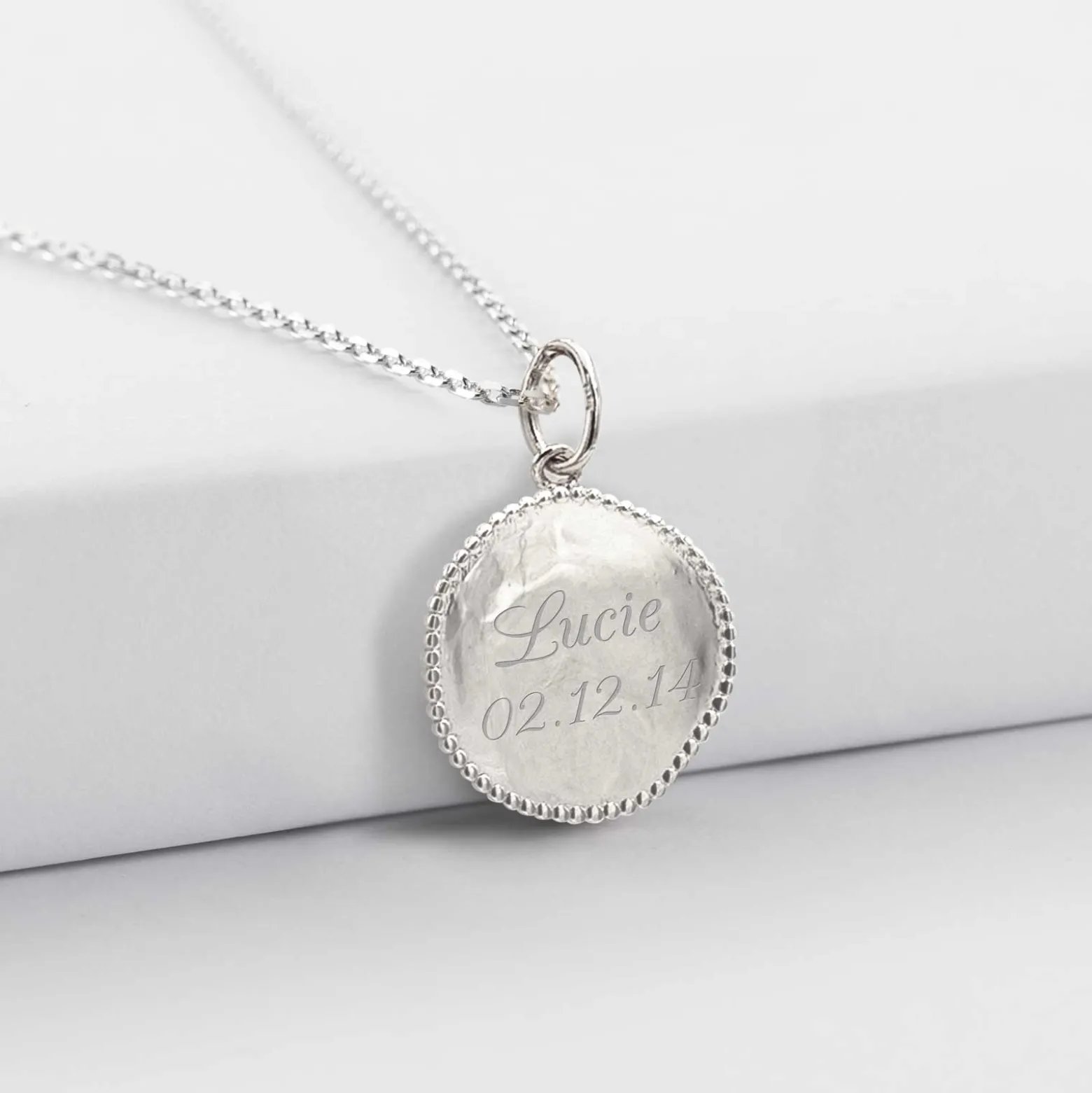 Pendentif personnalisé médaille gravée argent lettre initiale texturée 14 mm