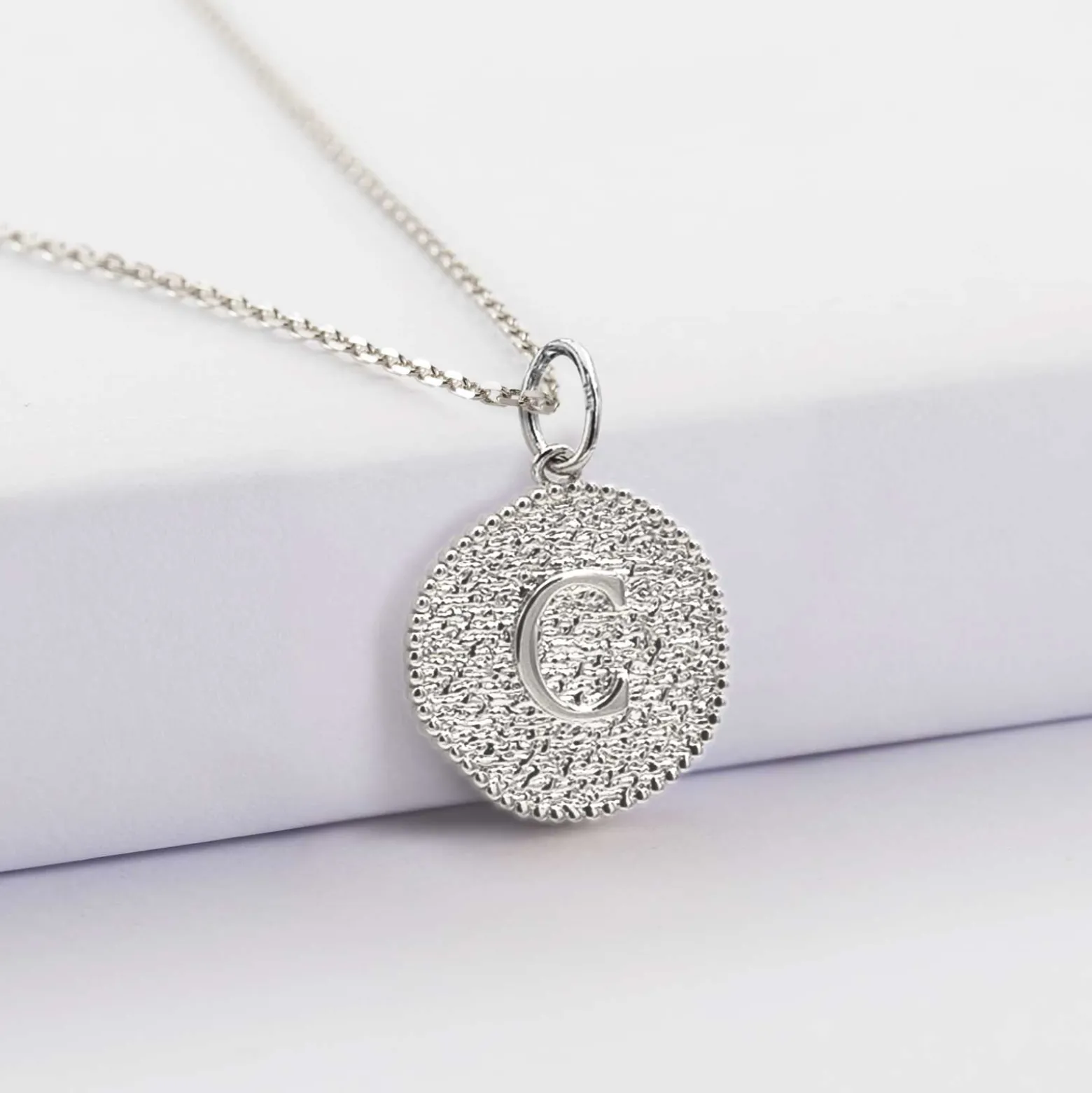 Pendentif personnalisé médaille gravée argent lettre initiale texturée 14 mm