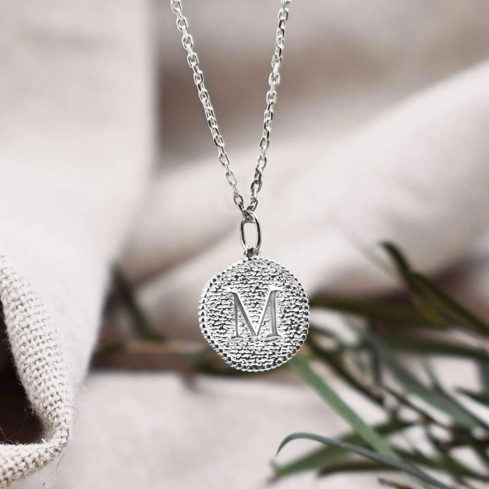 Pendentif personnalisé médaille gravée argent lettre initiale texturée 14 mm