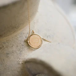 Pendentif personnalisé médaille réversible contour tressé Eternelle gravée plaqué or 18 mm - HappyBulle x Capucine