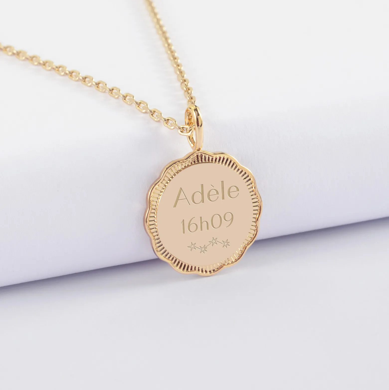 Pendentif personnalisé médaille contour fleur gravée plaqué or 18 mm