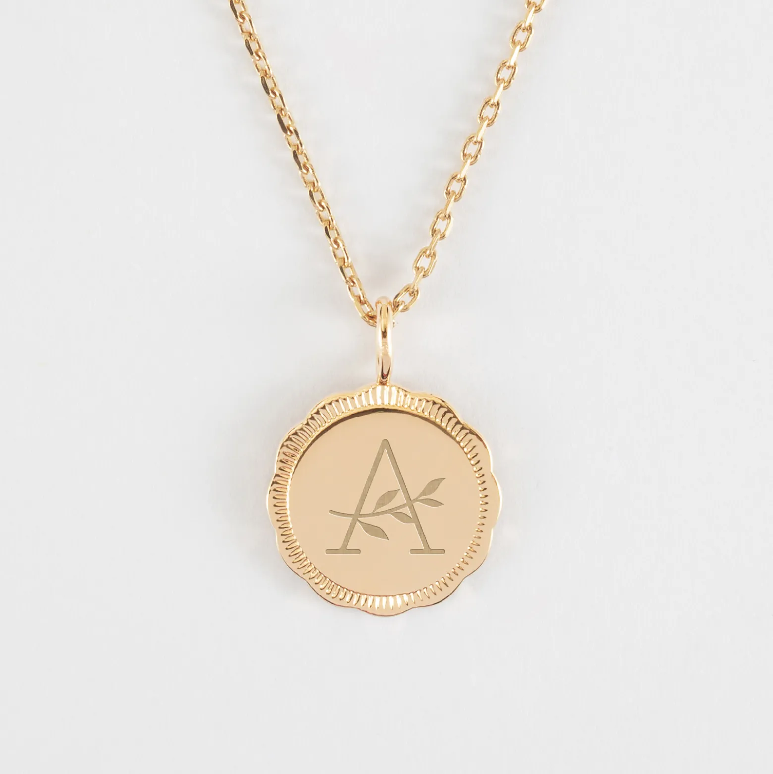 Pendentif personnalisé médaille contour fleur gravée plaqué or 18 mm