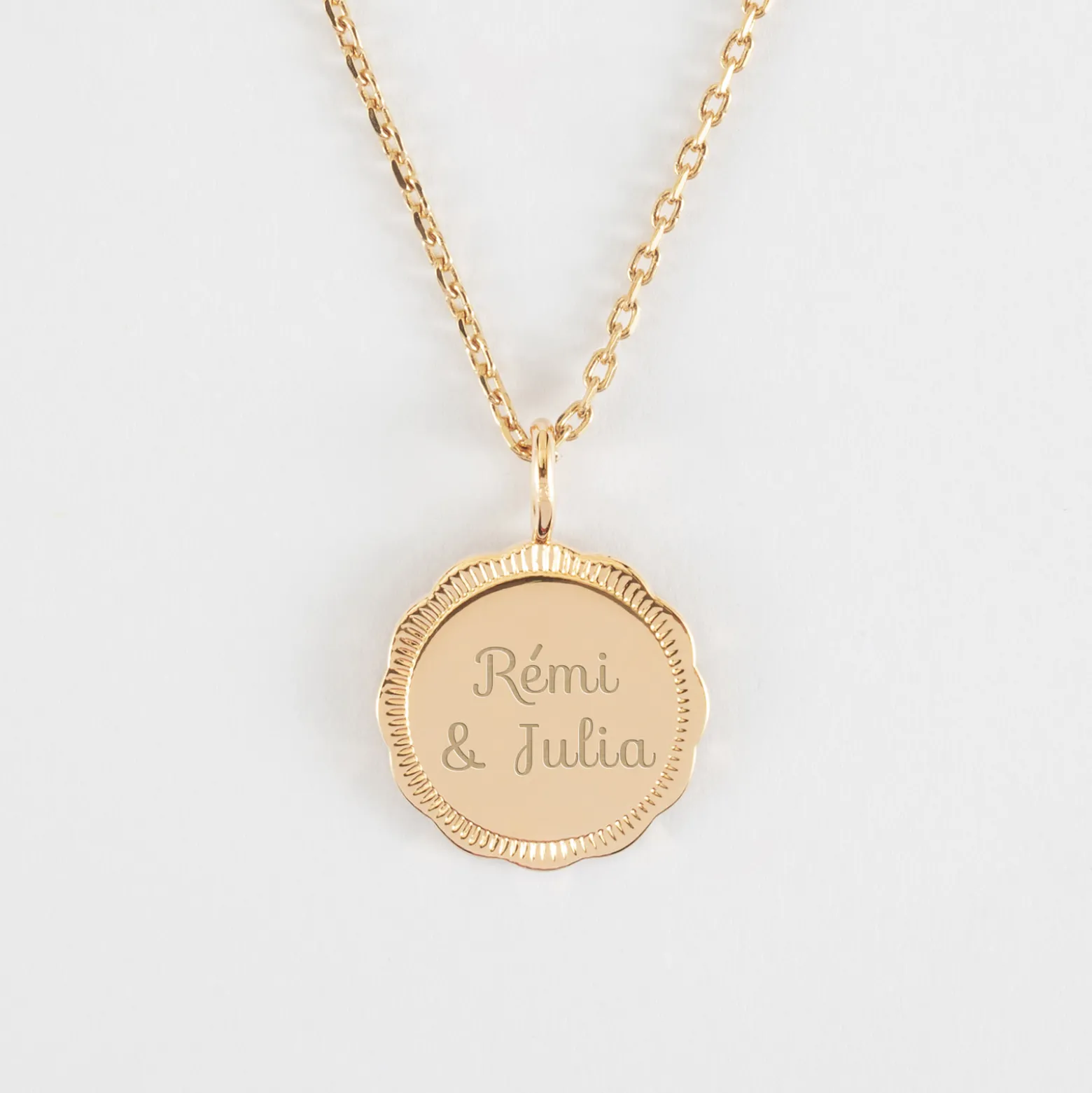 Pendentif personnalisé médaille contour fleur gravée plaqué or 18 mm