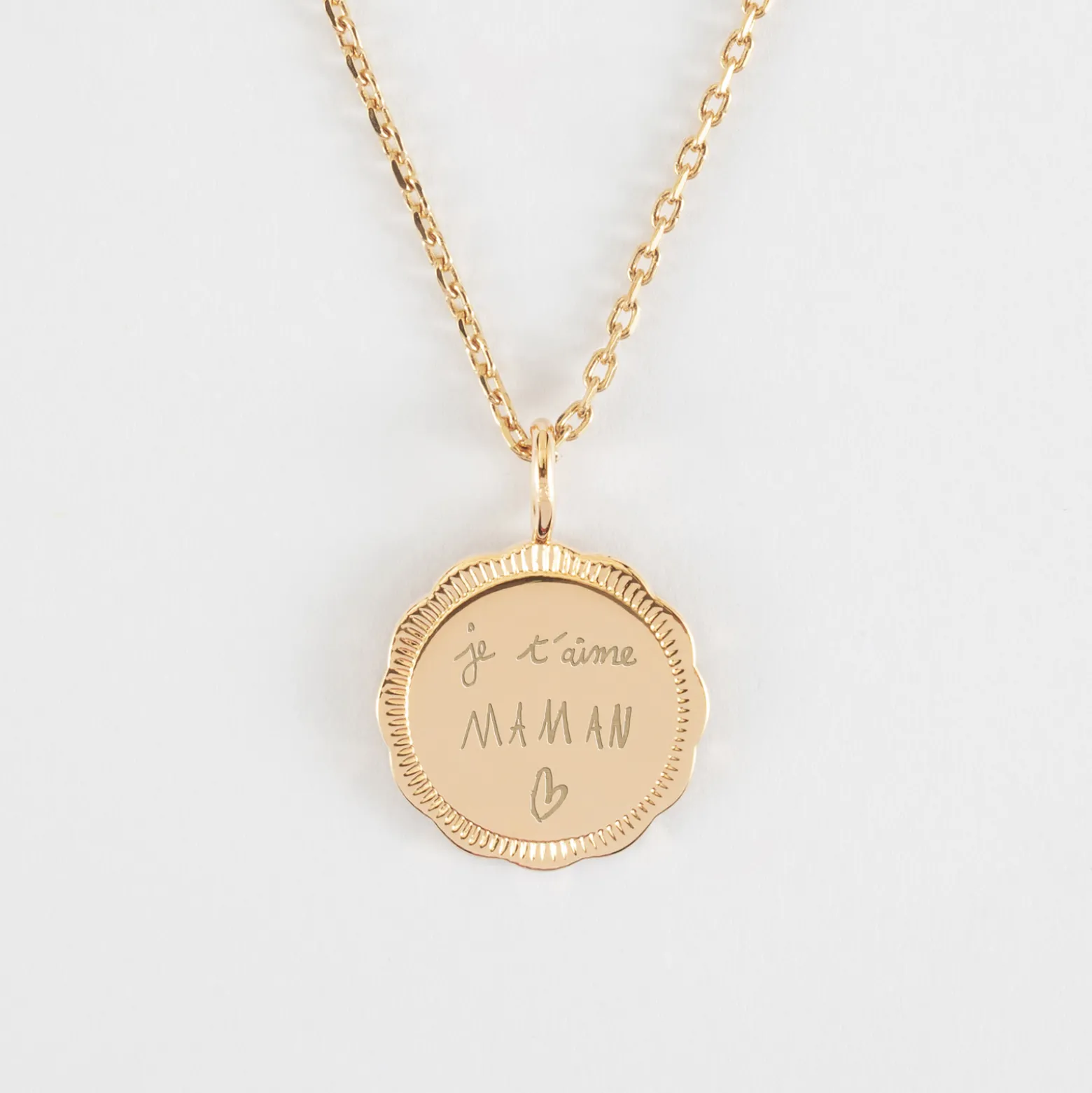 Pendentif personnalisé médaille contour fleur gravée plaqué or 18 mm