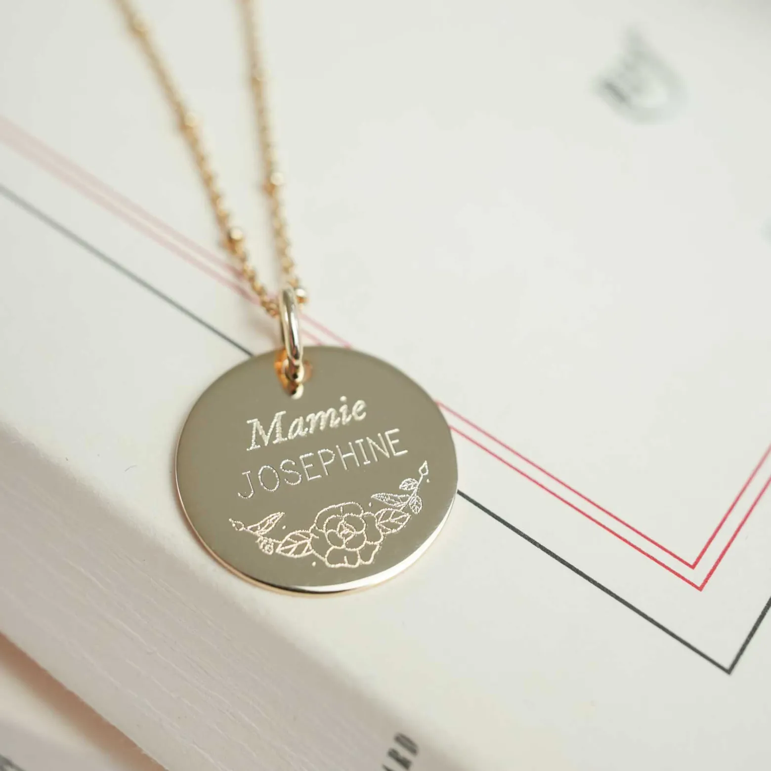 Pendentif personnalisé médaille gravée plaqué or 19 mm - Edition spéciale Ornement floral
