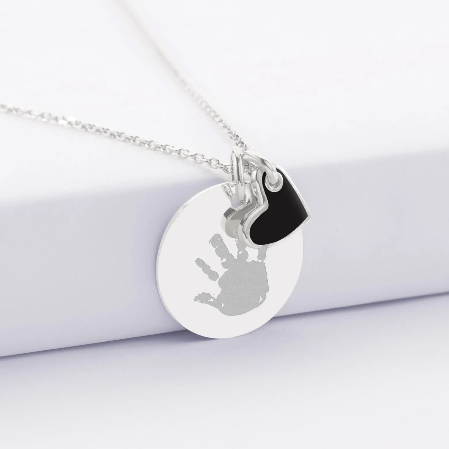 Pendentif personnalisé médaille gravée argent 19 mm et breloque coeur email 10 mm
