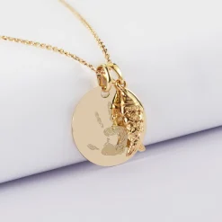 Pendentif personnalisé médaille gravée plaqué or 19 mm et breloque poisson articulé 15 mm