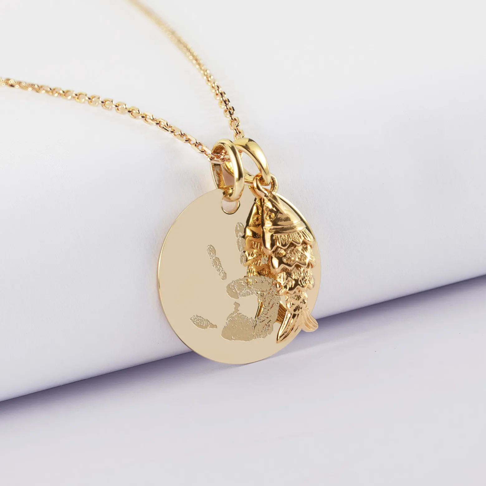 Pendentif personnalisé médaille gravée plaqué or 19 mm et breloque poisson articulé 15 mm