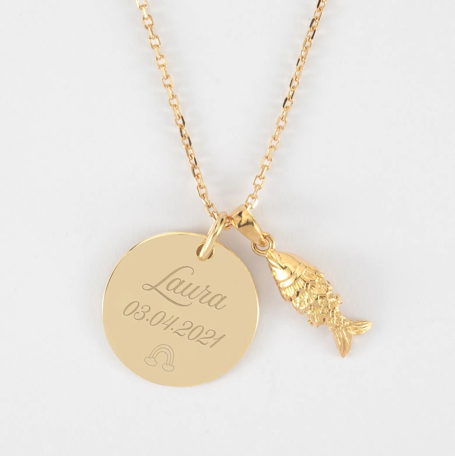 Pendentif personnalisé médaille gravée plaqué or 19 mm et breloque poisson articulé 15 mm