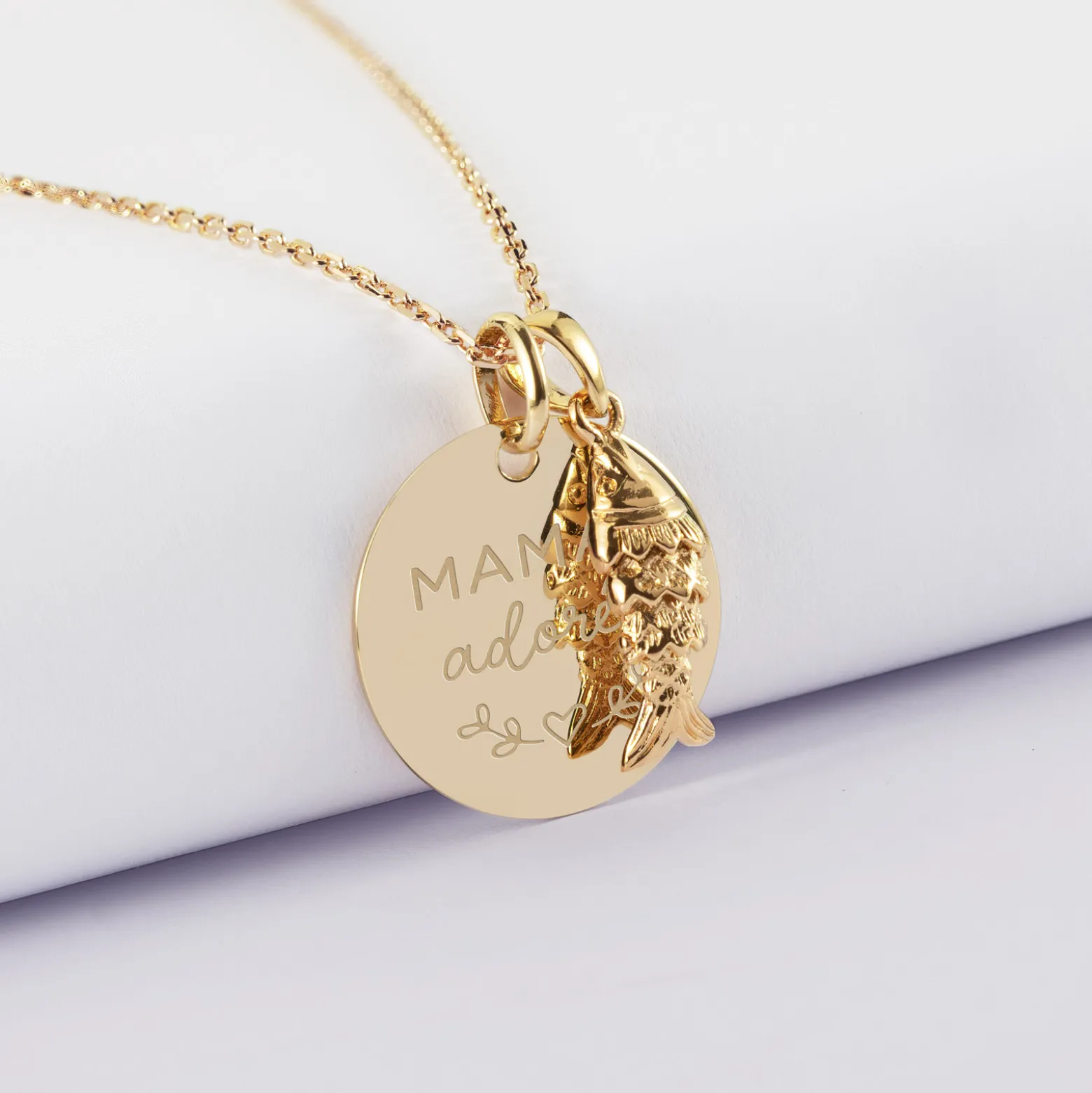 Pendentif personnalisé médaille gravée plaqué or 19 mm et breloque poisson articulé 15 mm