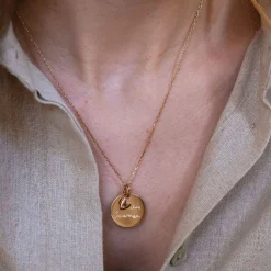 Pendentif personnalisé médaille gravée plaqué or 19 mm et breloque petit coeur bombé 7 mm - HappyBulle x Atelier Wagram