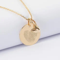 Pendentif personnalisé médaille gravée plaqué or 19 mm et breloque petit coeur bombé 7 mm - HappyBulle x Atelier Wagram